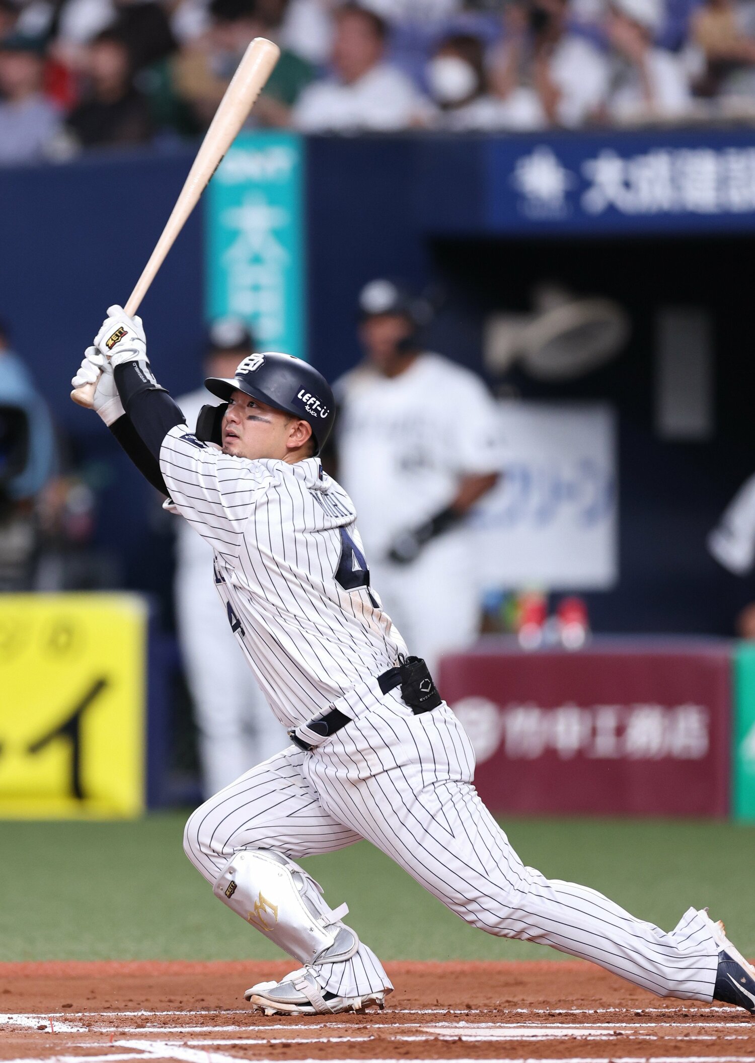 同じく天才バッター、オリックスの森友哉のフォロースルー ©JIJI PRESS