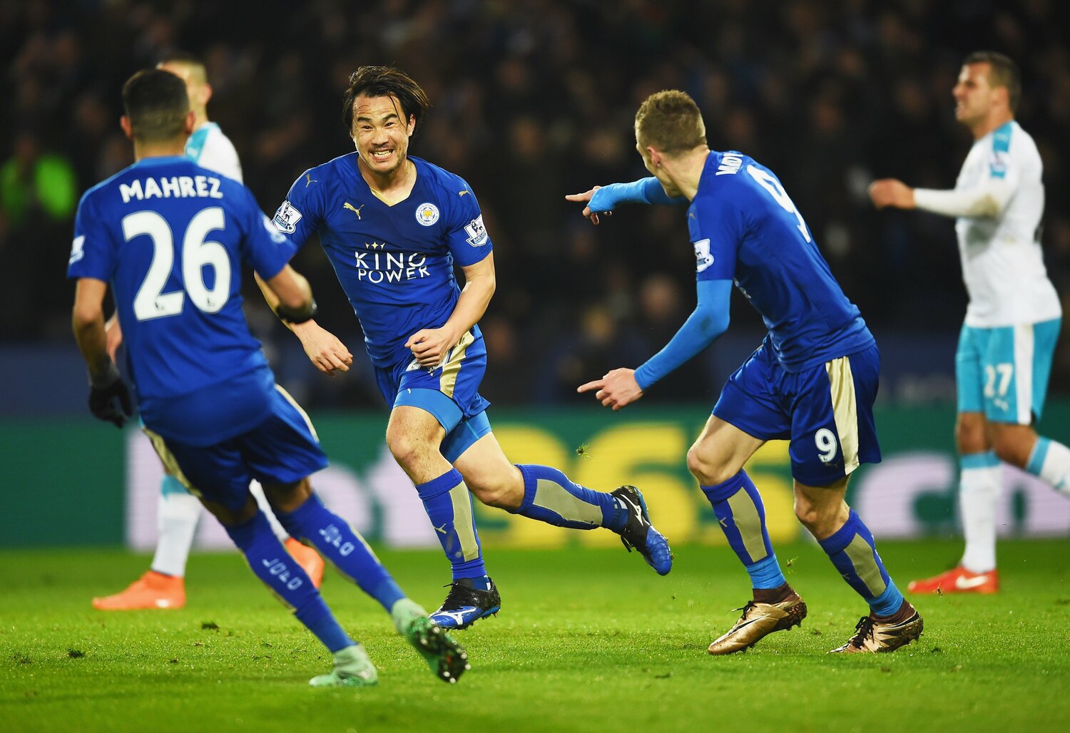 ジェイミー・バーディー、リヤド・マフレズとゴールを喜び合うレスター時代の岡崎慎司（2016年）©Getty Images