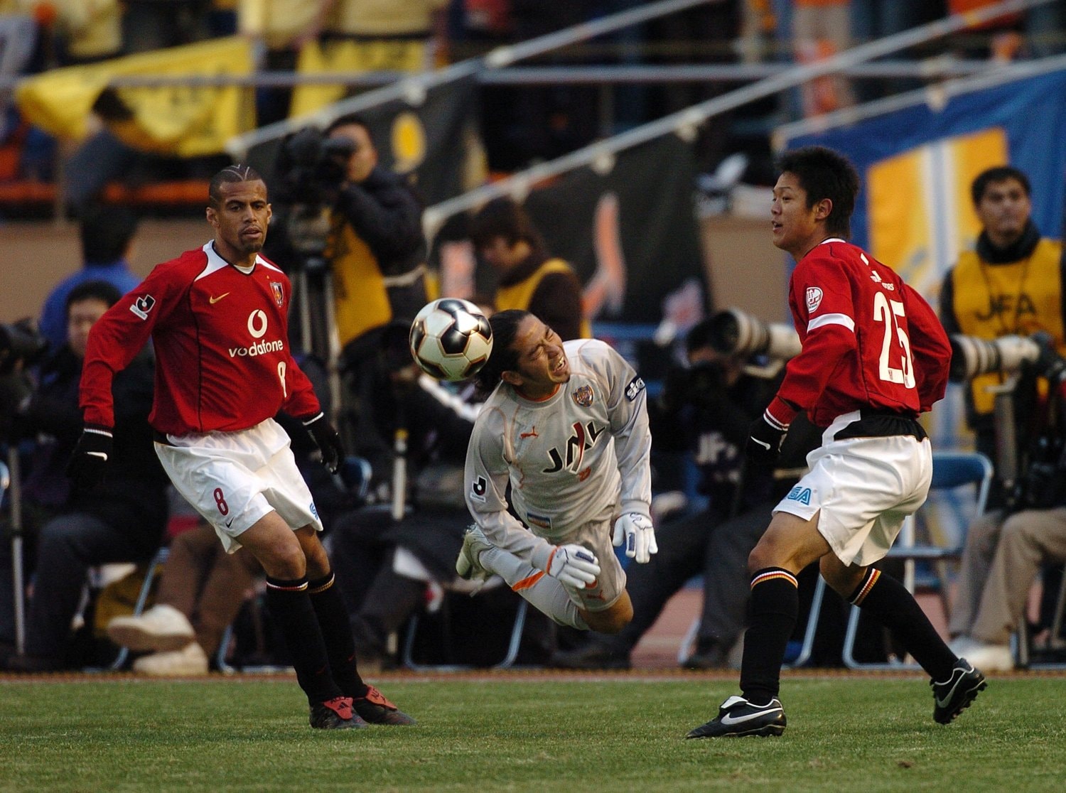 2006年、清水エスパルスとの天皇杯決勝に出場した赤星（右）　(C)Getty Images