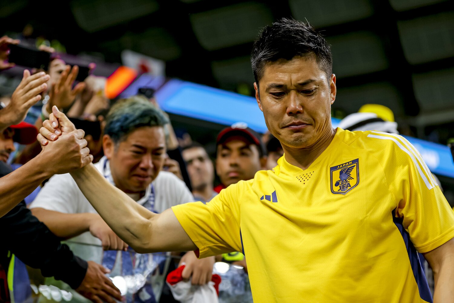 クロアチア戦後、サポーターの席に近づき、数人と言葉をかわした川島 ©Kiichi Matsumoto/JMPA