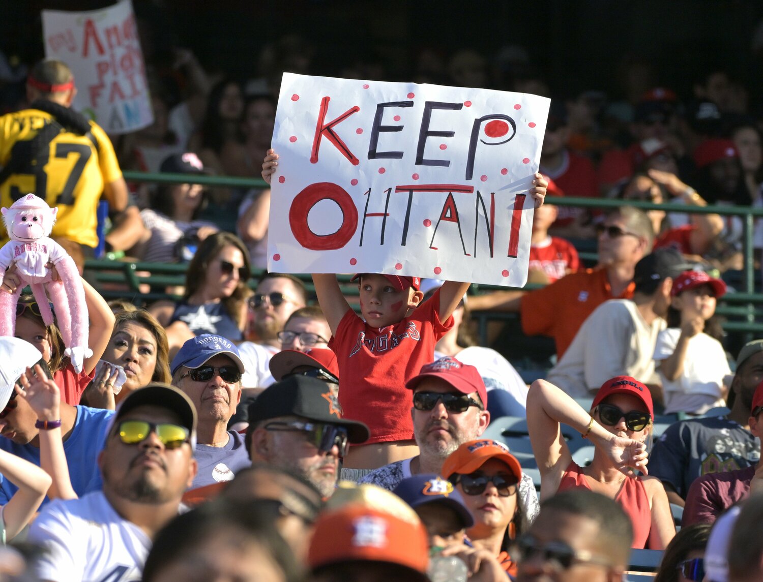 7月16日の試合で「KEEP OHTANI」のボードを掲げる子ども。エンゼルスファンは「とにかく残留」の心理だろう　©JIJI PRESS