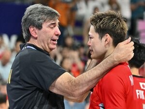 退任するブラン監督と涙の西田有志。ブラン監督は2017年に来日。コーチ時代から約8年間、日本代表を指導してきた