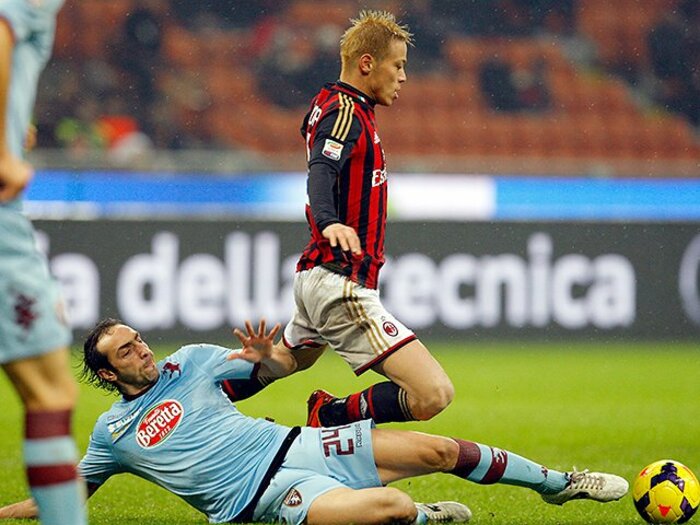 「本田は火星人」の意味すること。伊紙が指摘する新10番の泣き所。<Number Web> photograph by REUTERS/AFLO