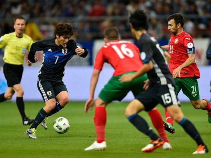 ブルガリア戦7発、輝くボランチ柏木。“ポスト遠藤”問題がついに解決か。＜Number Web＞ photograph by Takuya Sugiyama