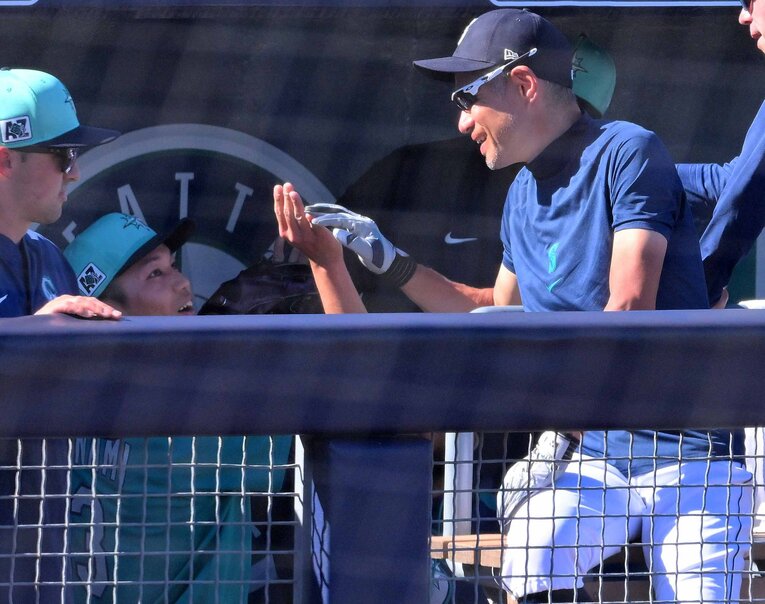 2月のオープン戦。登板を終え、ベンチでイチロー氏（右）に迎えられるマリナーズ藤浪晋太郎　©JIJI PRESS