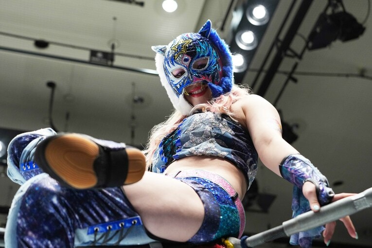 試合前のコーナーで笑みを浮かべるスターライト・キッド　©Essei Hara