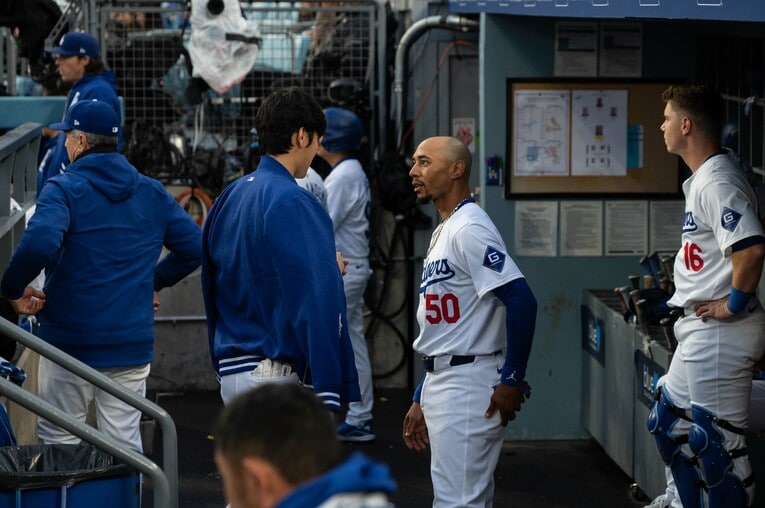 ムーキー・ベッツと会話する大谷翔平　©Nanae Suzuki
