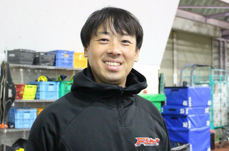 39歳の若さで富士大を率いる安田慎太郎監督。一挙に6人ものプロ野球選手を輩出したウラには、監督独自の「超合理的思考」があった ／ photograph by NumberWeb