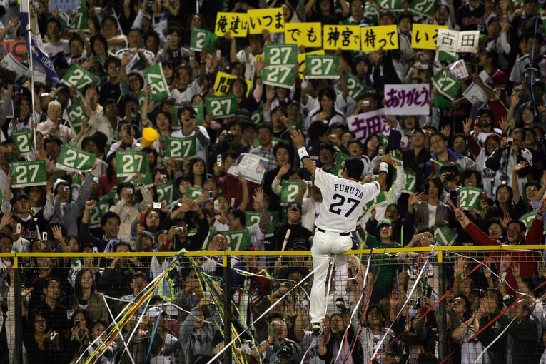 引退試合でフェンスに上りファンに挨拶する古田　©Hideki Sugiyama　