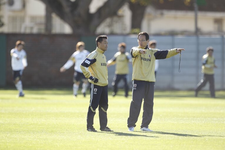 2010年南アフリカW杯、練習日に意見交換をかわす岡田武史と大木武　©︎JMPA