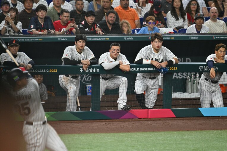 こちらは岡本のホームランの瞬間（1／4枚）。ベンチで見ていた大谷翔平、ヌートバー、村上宗隆、吉田正尚　©Naoya Sanuki