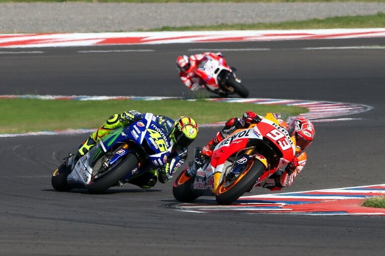 2015年アルゼンチンGPで優勝を争うマルケスとロッシ　©Satoshi Endo