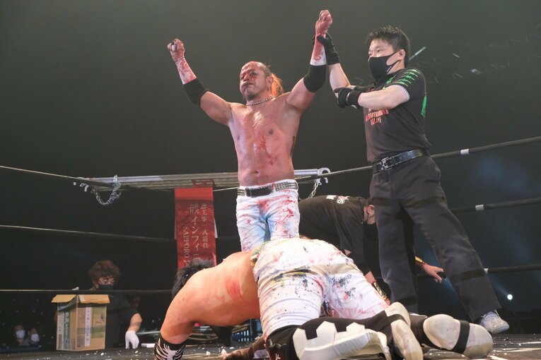 カリスマ葛西純「世の中は無駄な血を一滴も流すな」 頬を串刺し、人間ダーツ…それでもデスマッチが“ただの残虐ショー”ではない理由(31)