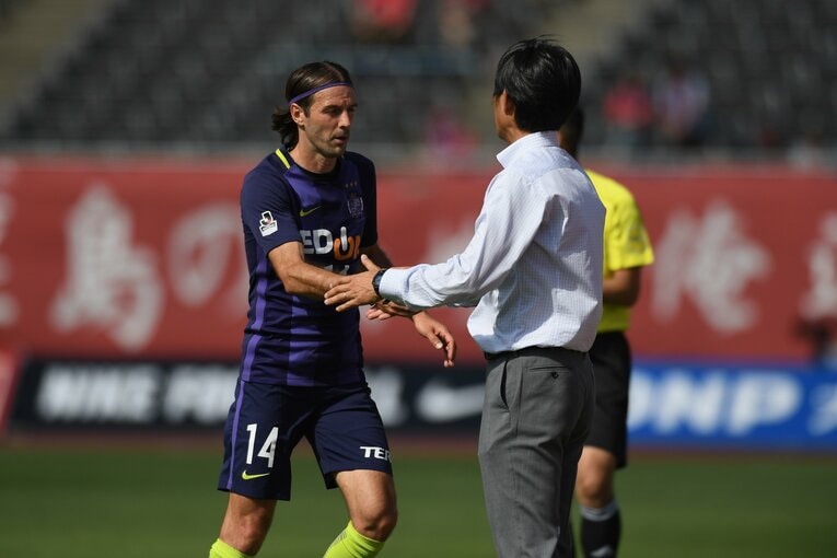 森保一監督と握手をかわす現役時代のミキッチ（2017年）©Masashi Hara/Getty Images