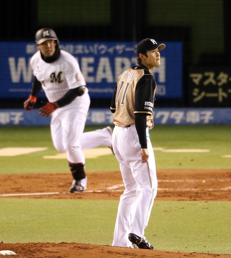 井上に２点タイムリー二塁打を打たれ唇を噛み締める日本ハム先発の大谷翔平　©︎SANKEI SHIMBUN