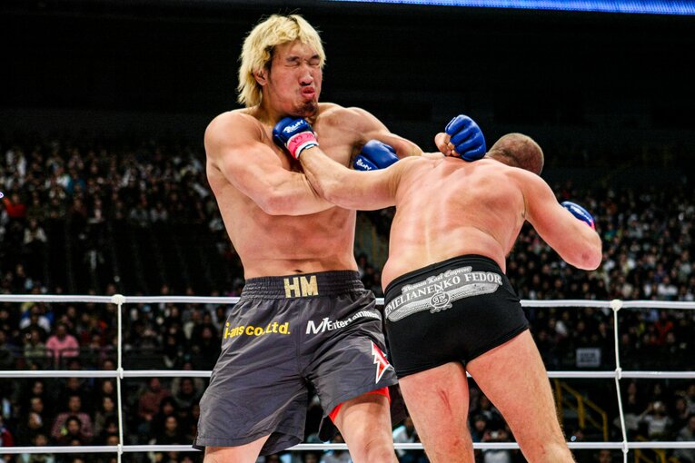 チェ・ホンマンにパンチを打ち込むヒョードル