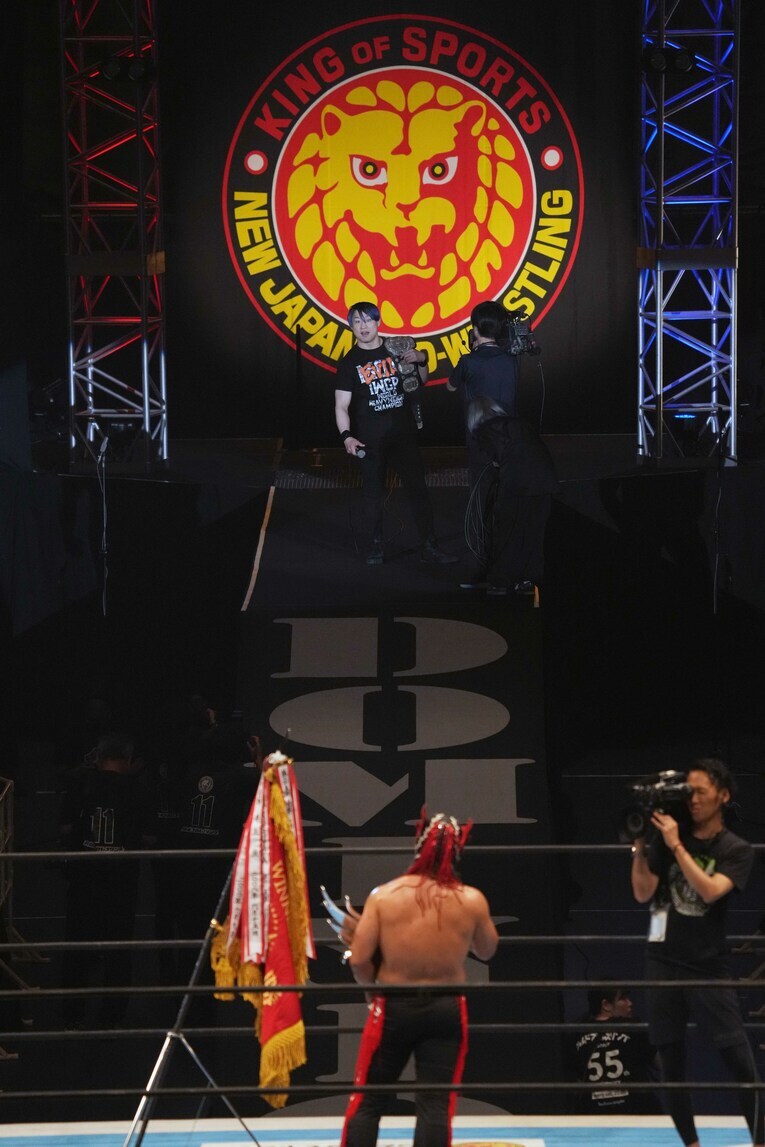 優勝直後のエル・デスペラードを挑発するSHO　©Essei Hara