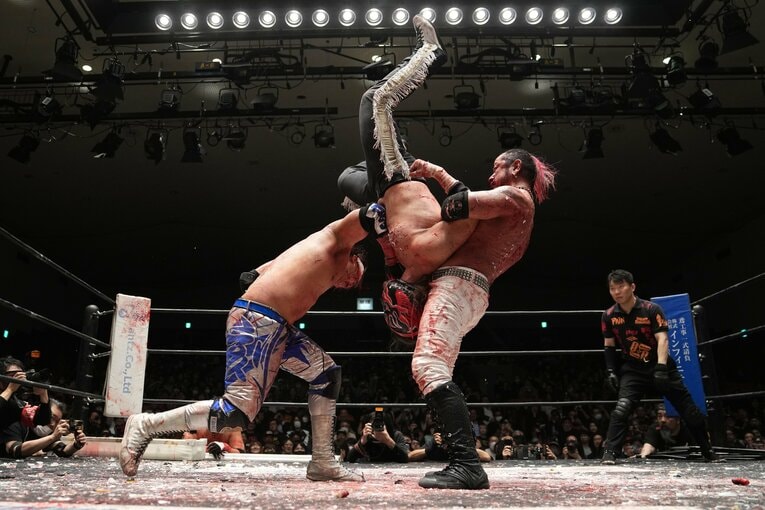 垂直落下式リバースタイガードライバーにいく葛西純　©Masashi Hara