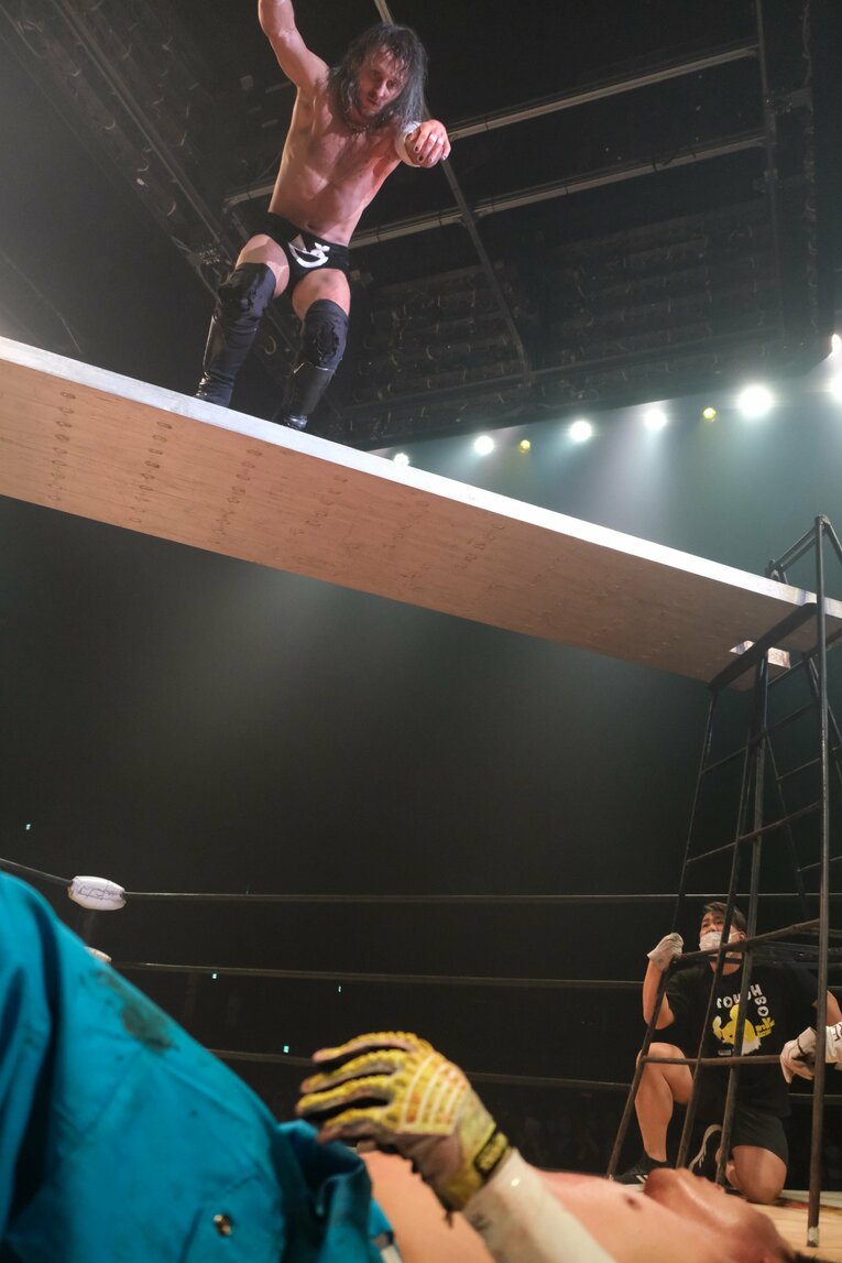 足場の上で狙いを定めるドリュー（クリックすると「この記事の写真」にとびます。流血等の過激な写真を含みますのでご注意ください）　©Norihiro Hashimoto