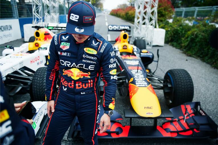 角田とレッドブルが東京・お台場で派手にデモランした『Red Bull Showrun x Powered by Honda』の模様　©Getty Images / Red Bull Content Pool