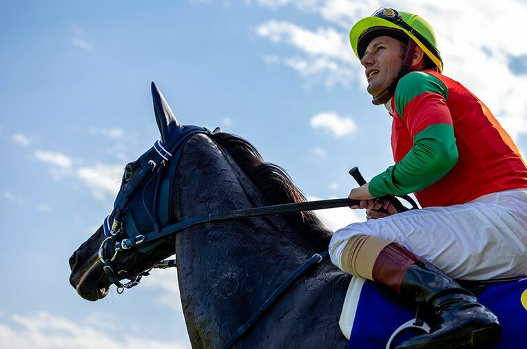 オークスを制したミルコ・デムーロ騎乗のユーバーレーベン。圧倒的1番人気のソダシには初の勝利となった ／ photograph by Photostud