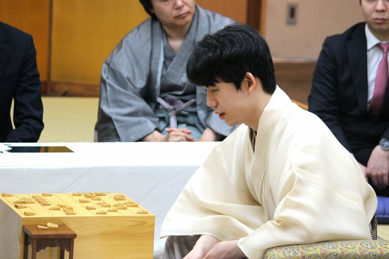 藤井聡太王位は「内容としては反省するところが多かった」と気を引き締めた　©Number Web