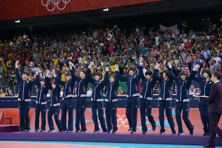 ロンドン五輪の授賞式で喜ぶ女子バレーボール日本代表（荒木は一番左）©︎JMPA