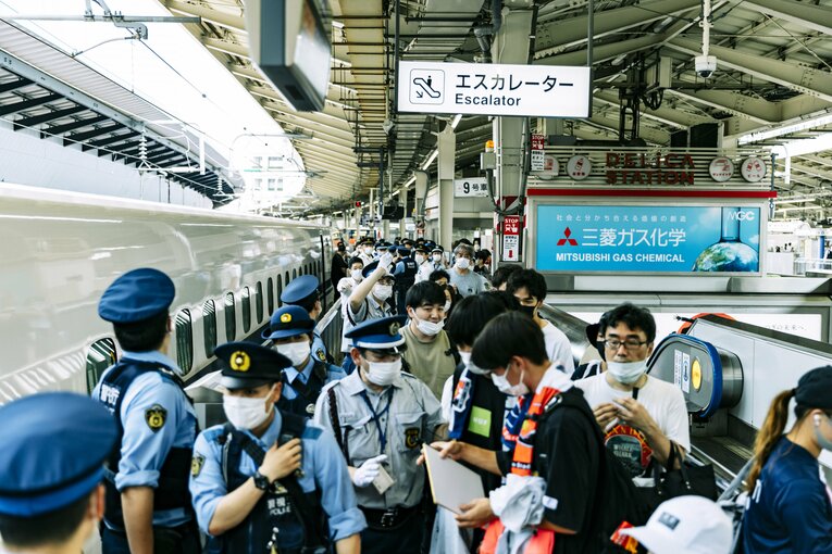 24日、東京駅にて。スター軍団を一目見ようと人だかりができた　©Kiichi Matsumoto