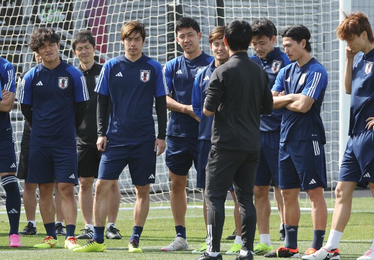 アジアカップの練習で。森保監督の話を聞く選手たち　©JIJI PRESS
