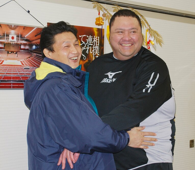 2013年2月、貴乃花との再会を喜び合う曙　©JIJI PRESS