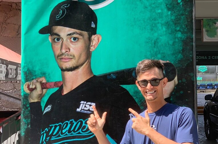 メキシコのサルティーヨなどで活躍、球場に自身の写真も飾られ、一緒に写る乙坂。DeNAを戦力外となってからの激動の1年を振り返った ／ photograph by Tomo Otosaka