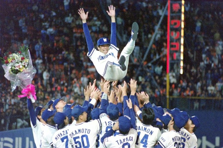 試合後、胴上げされる遠藤一彦　©SPORTS NIPPON