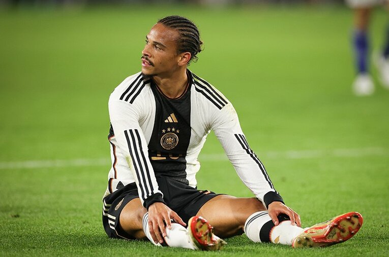 ピッチに座り込むサネ。翌日、フリック監督は解任。衝撃的敗戦のその日、スタジアムで何が起き、何が語られていたのか ／ photograph by dpa/JIJI PRESS