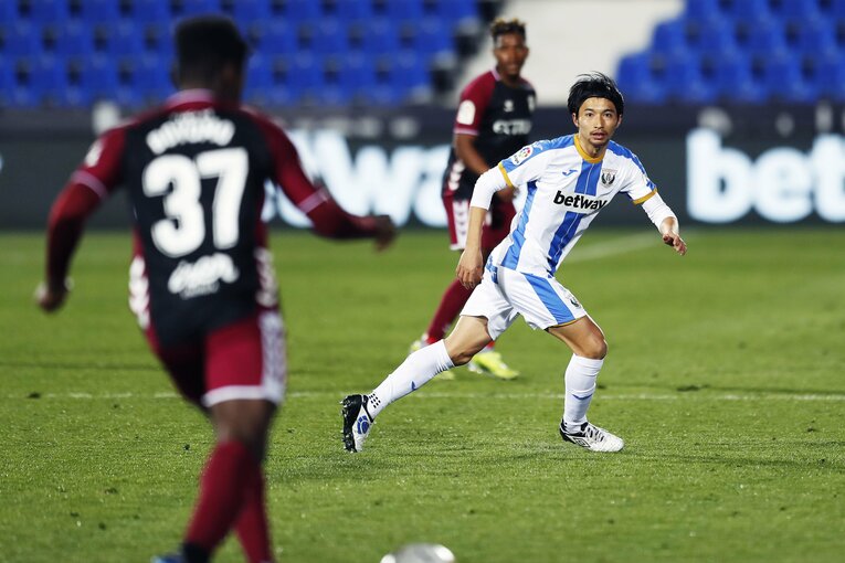 中盤での守備のタスクをこなす柴崎©Daisuke Nakashima