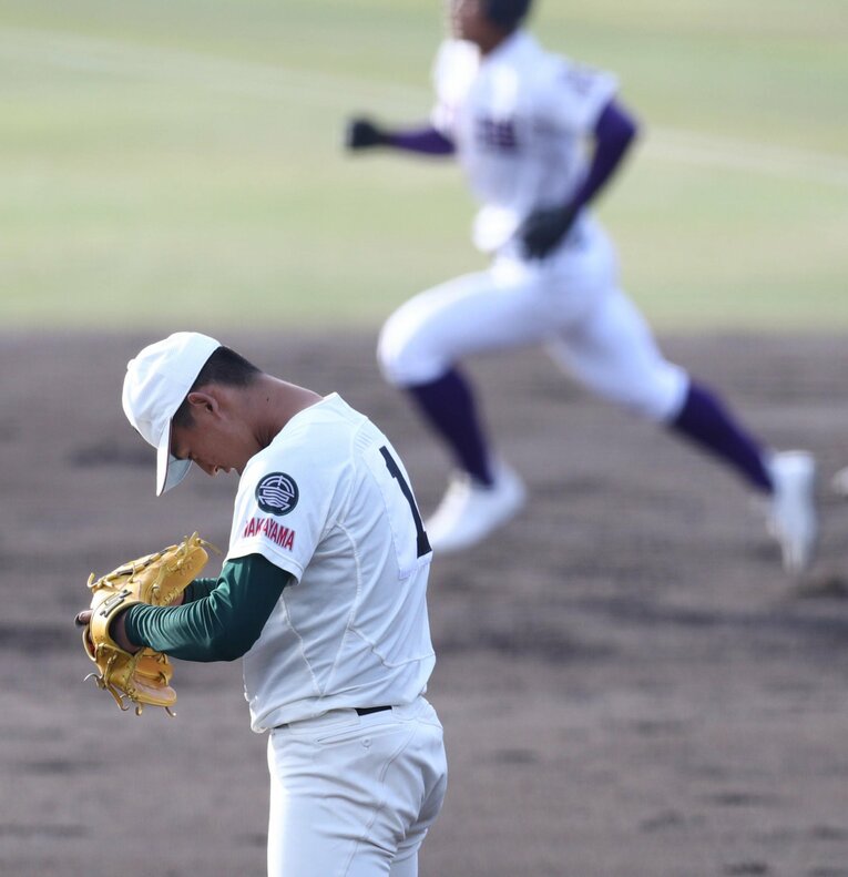 近畿大会準々決勝・天理戦でホームランを浴び、責任を感じる米田　©️Sankei Shimbun