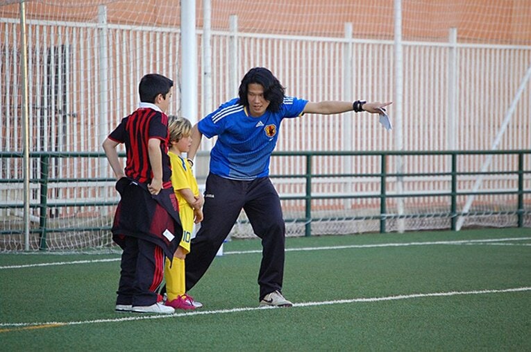 スペインの子供たちに指導する若林氏　ⒸTaichi Wakayabashi