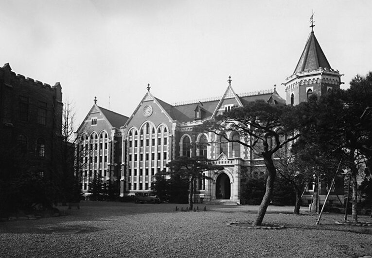 1950年ごろの慶應義塾大学　©Getty Images
