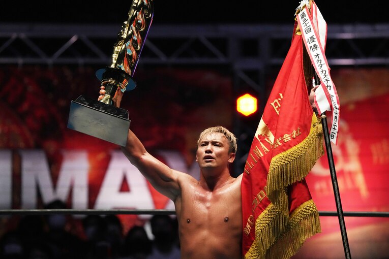 『G1 CLIMAX』連覇を果たし、誇らしげに優勝旗とトロフィーを掲げる