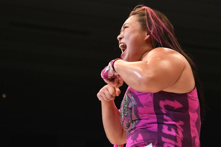 スターダムでも得意のポーズ「ぎゅん！」を決める　©Masashi Hara