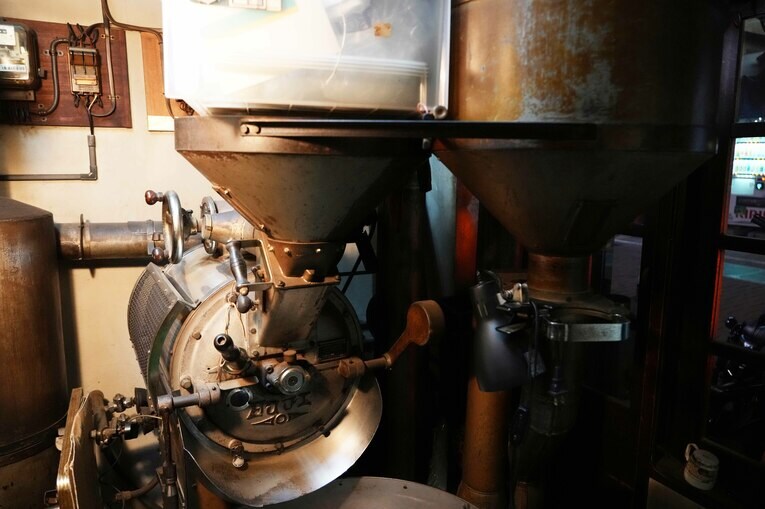 古い焙煎機だが、今も現役だ　©Essei Hara