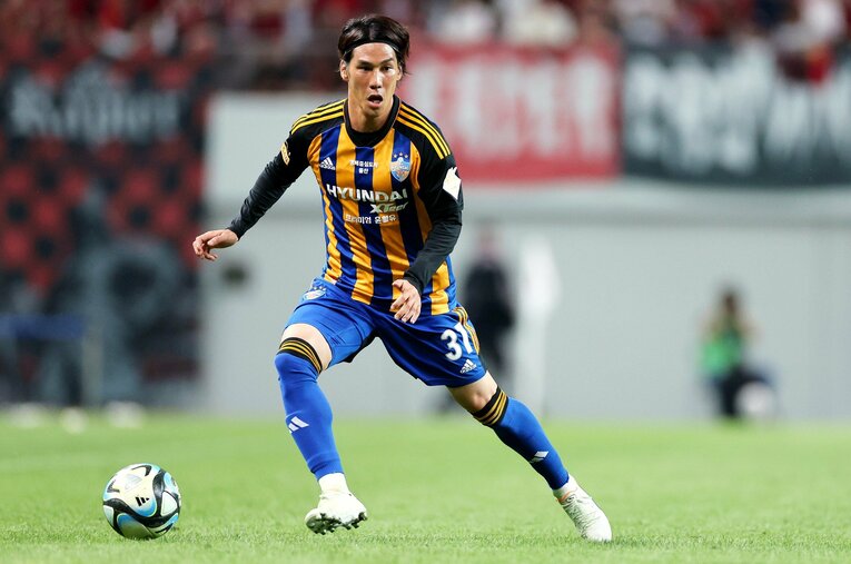 蔚山現代でMFとしてプレーする江坂 ／ photograph by FA photos
