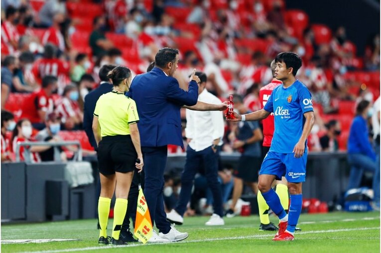 久保建英を間近で撮って気づいた《試合前ルーティンとファールを受けた後のクセ》 韓国の至宝イ・ガンインとの共存はどうなる？(26)