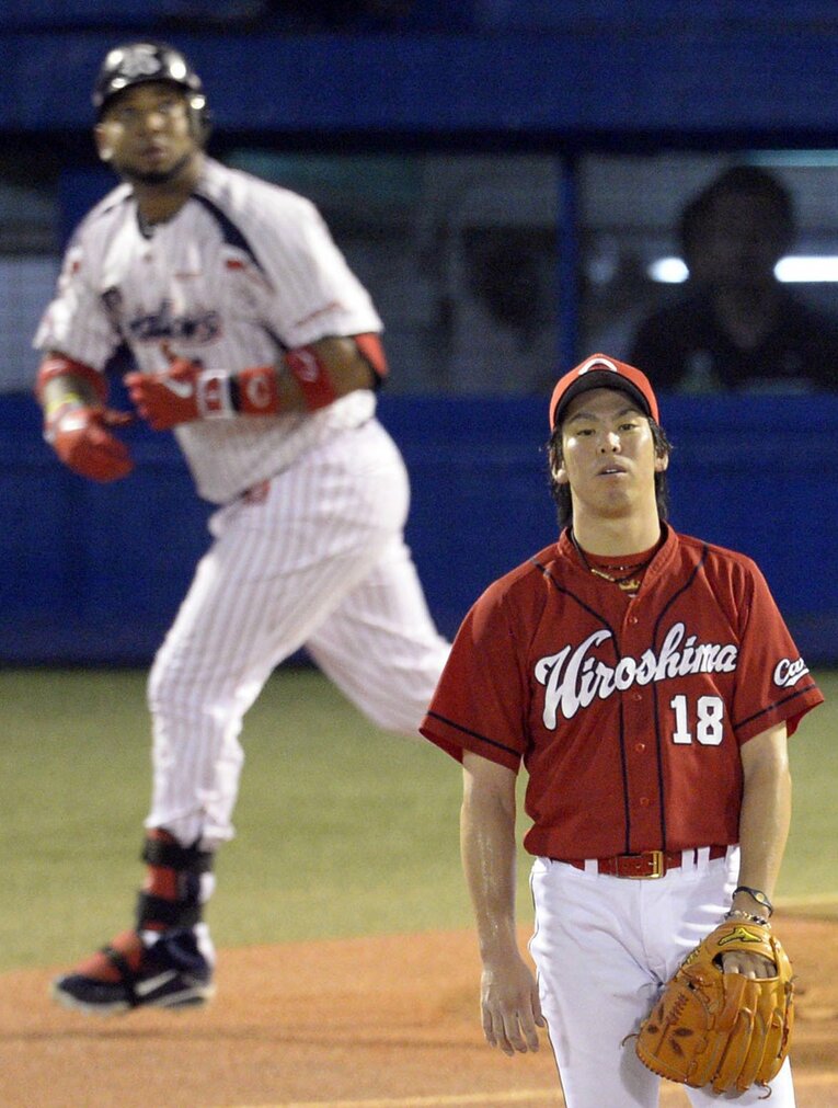 2013年9月10日、バレンティンに先制2ランを浴びた広島・前田健太 ©KYODO