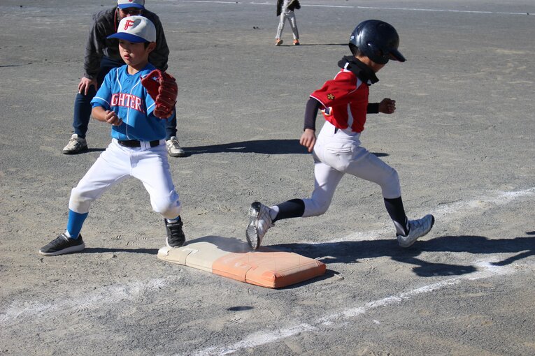 一塁手と打者走者の接触を避けられるようにダブルベースを採用　©︎Yu Takagi