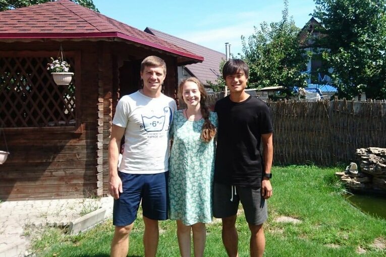 現地で親友となったウクライナ人夫妻（本人提供）