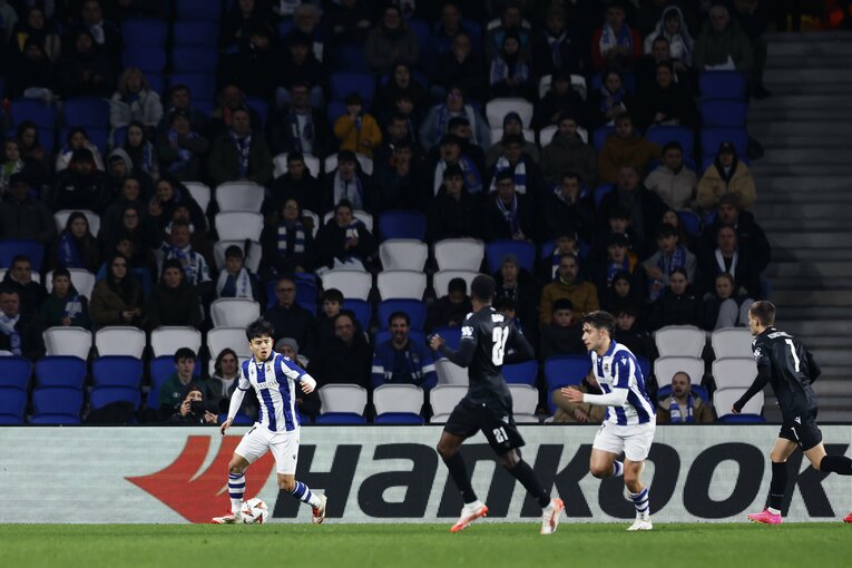 久保建英が「ベンチで同僚を爆笑させてる」“最高の1枚”を撮影後…過密日程に「ちょっとツラいかな」本人が語った“意外な理由”を思い出す(10)