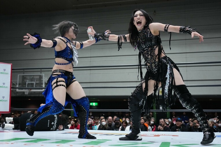 上谷沙弥のスプレー攻撃を浴びる安納サオリ　©Essei Hara