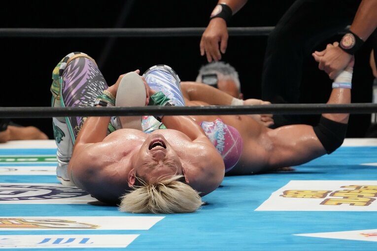 足4の字固めでギブアップを迫る清宮海斗