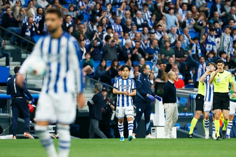 「珍しい…」久保建英がイラ立ったのは“反則覚悟の包囲網”ではなく…初タイトルから4日後「失望のMOM」“タケの自負”をカメラマンは感じた(3)