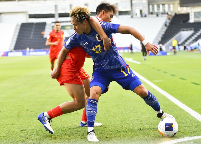 中国選手と激しく競り合う松木　©Getty Images